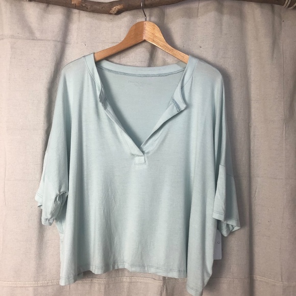 Beyond Yoga Tops - Beyond Yoga Swinging Cropped Tee in Glacier - NWT